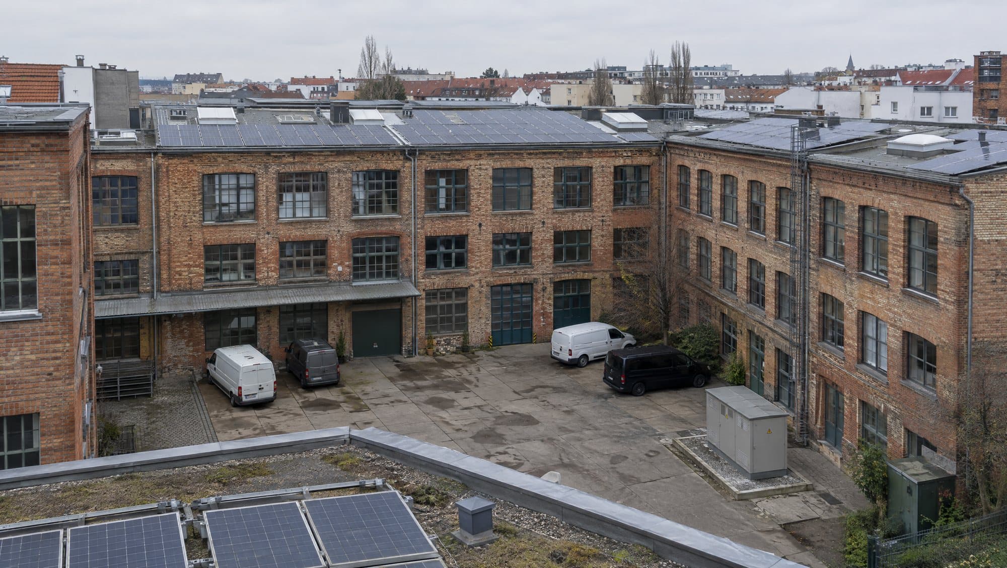 Berliner Gewerbehof mit Photovoltaik auf den Flachdächern